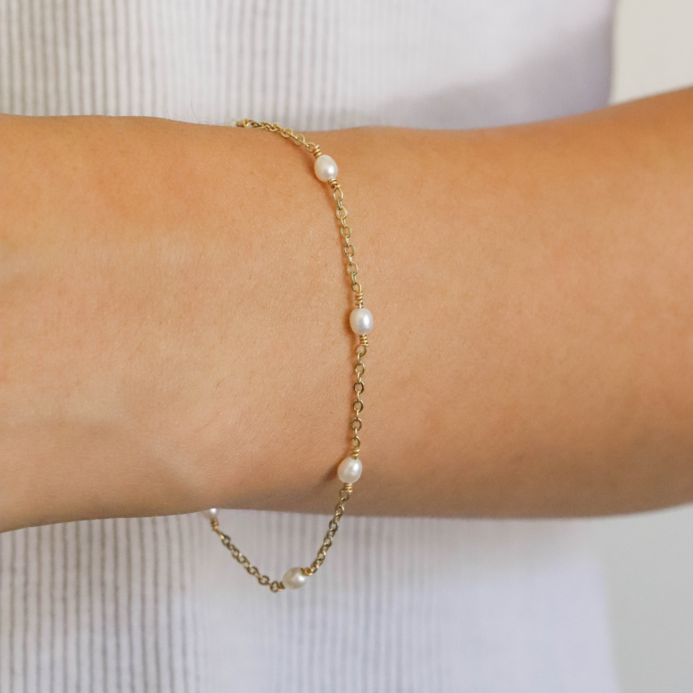 Gold bracelet with pearls