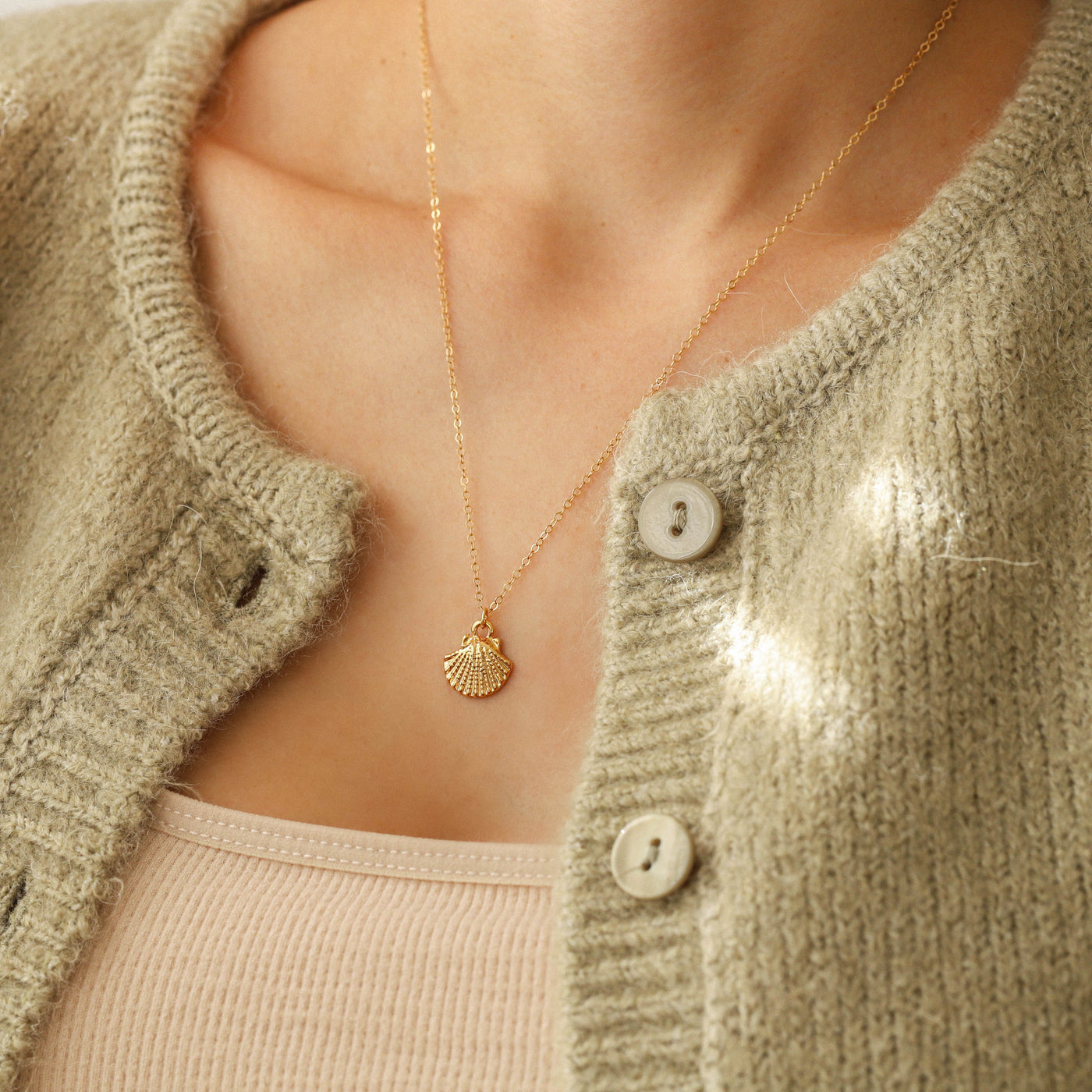 Gold seashell pendant necklace